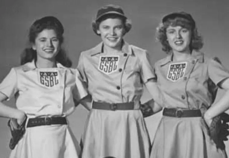 three women marines wearing caps